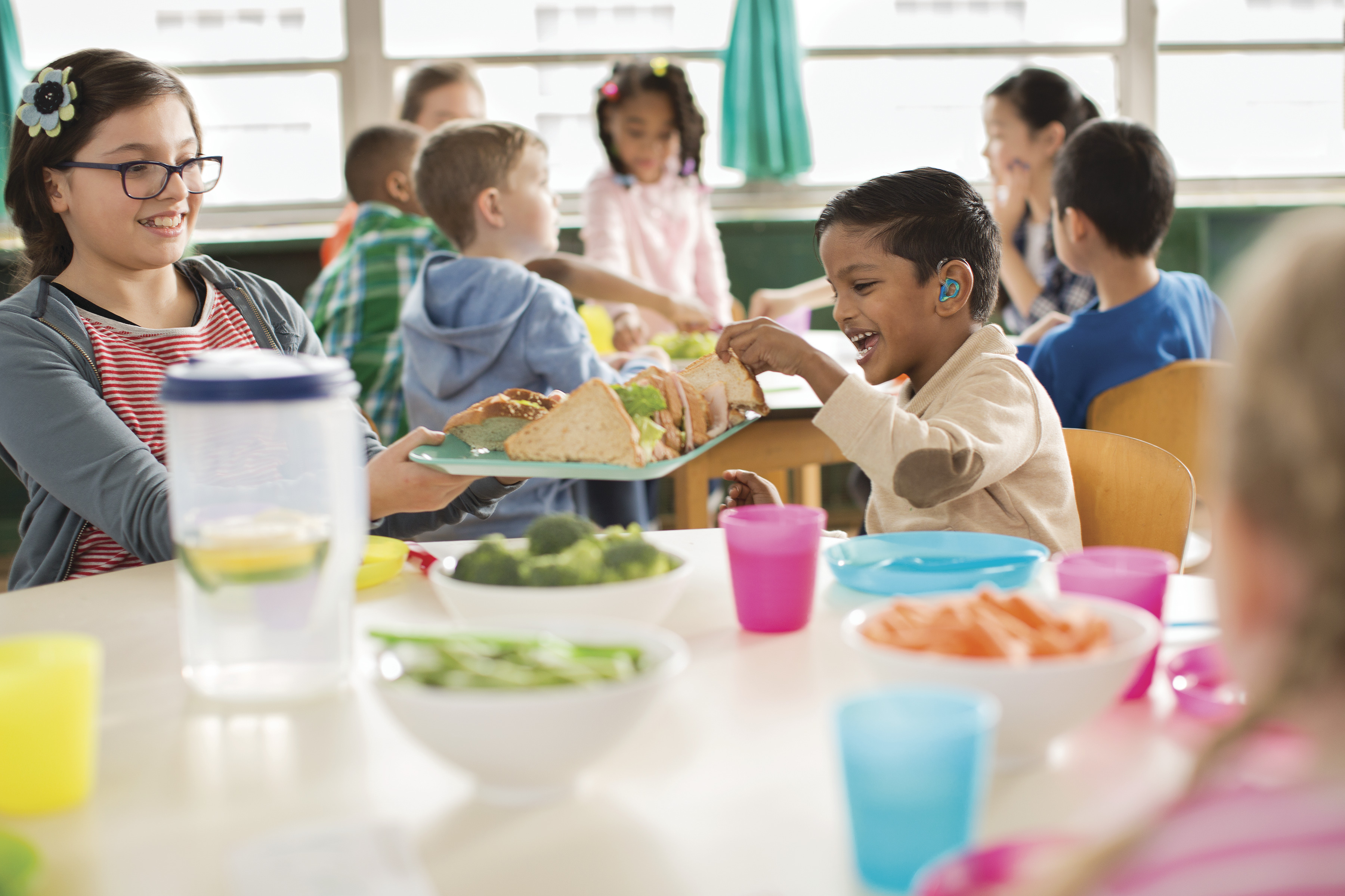 Kids eating lunch at lunch table