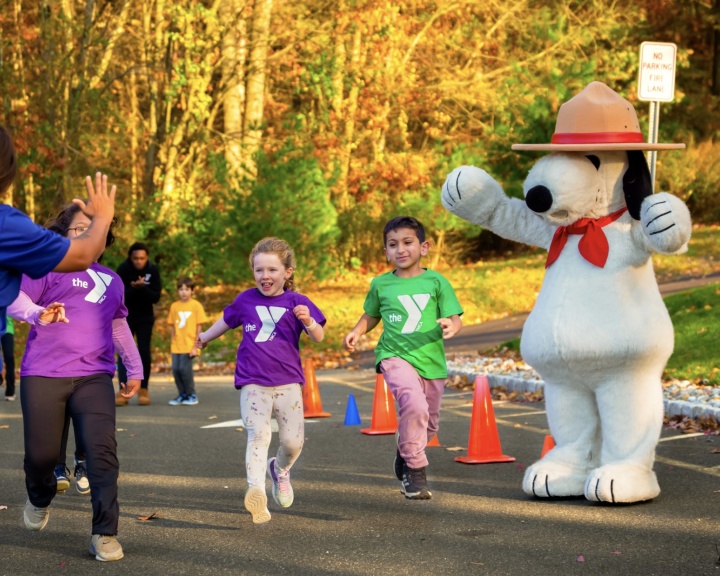 Snoopy cheering on Y kids Snoopy cheering on Y kids